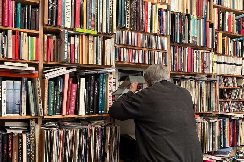 Ronnberger vorm Regal